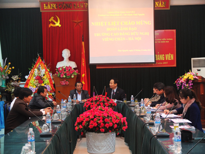 Đoàn công tác trường Hữu nghị Viêng Chăn-Hà Nội, nước CHDCND Lào tới thăm và làm việc với trường ta.